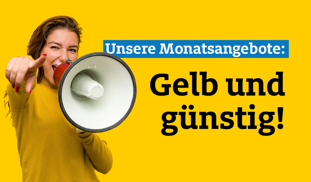 Frau mit Megafon, lächelt und deutet vor gelbem Hintergrund auf die Kamera.