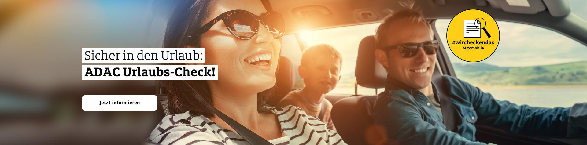 Eine lachende Familie im Auto, Mutter mit Sonnenbrille, Vater und Kind, Sonnenlicht durch Fenster.