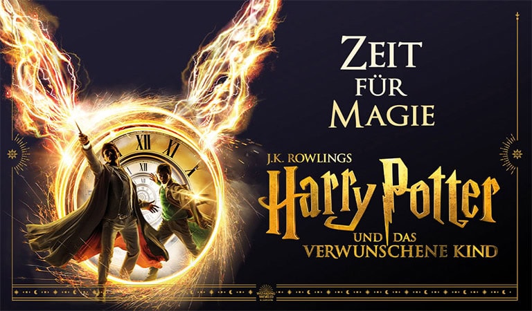 Ein Zauberer mit Brille steht vor einer Uhr, umgeben von Flammen. Text: "Zeit für Magie".