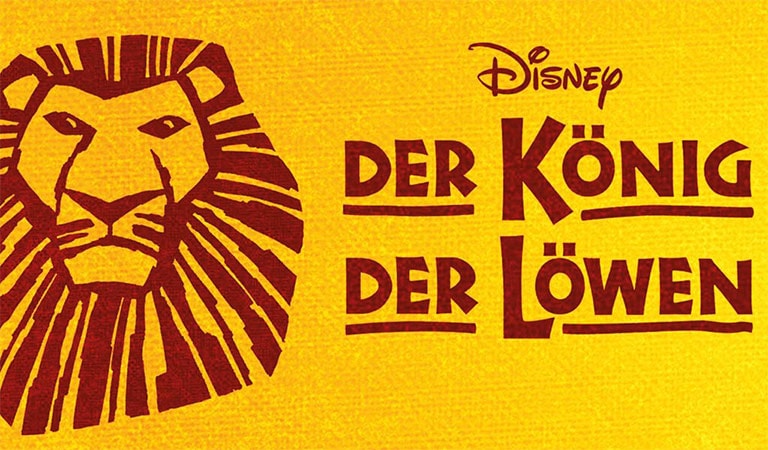Gelbes "Der König der Löwen"-Poster mit rotem Löwenkopf und Disney-Logo.