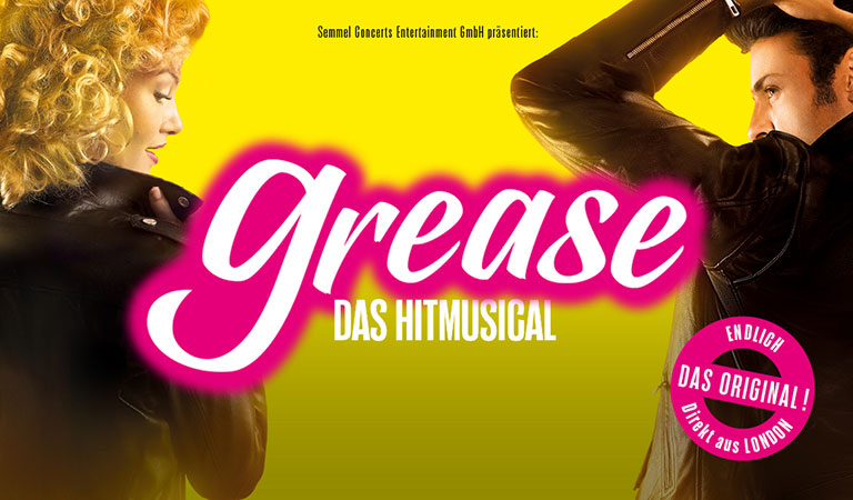 Frau und Mann in Lederjacken, lächelnd, grellpinkes Grease-Logo, gelber Hintergrund.