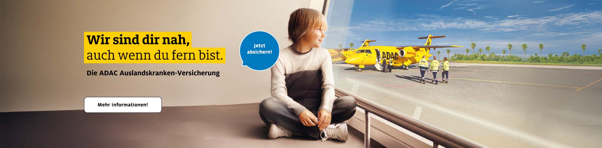 Ein lächelndes Kind blickt auf ein gelbes ADAC Flugzeug mit Personal auf dem sonnigen Rollfeld.