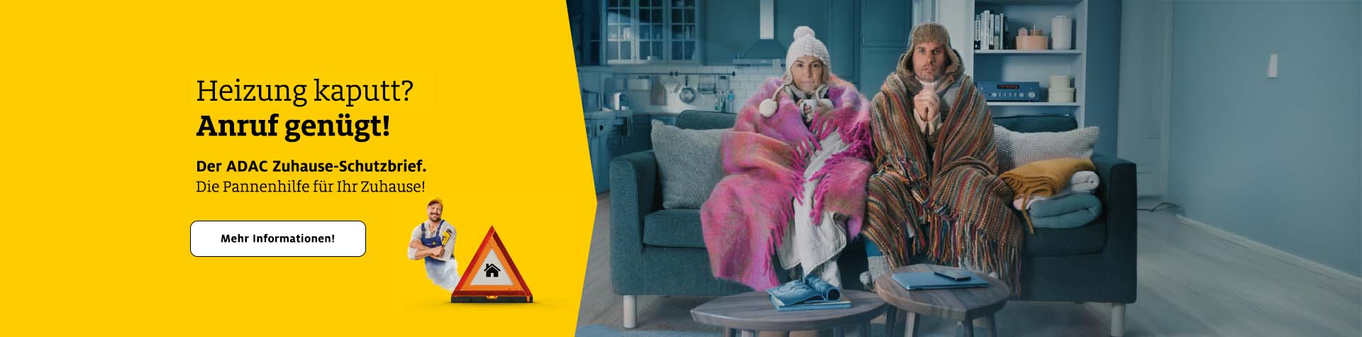 Zwei Personen sitzen fröstelnd auf einem Sofa, in Decken gehüllt, in einem bläulichen Raum.