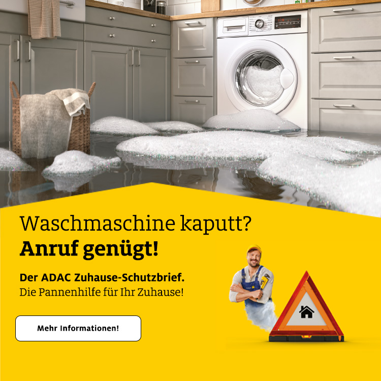 Überflutete Küche mit Waschmaschine, Wasser schäumt auf grauem Boden, gelber Textbereich mit einem Mann in Berufsbekleidung und Pannendreieck.
