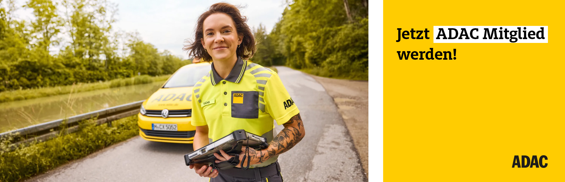 Jetzt ADAC Mitglied werden. Wo auch immer Sie sind. Wir sind da. Eine junge Frau mit fröhlichem Gesichtsausdruck steht in gelber ADAC Arbeitskleidung vor einem ADAC Auto auf einer Landstraße und hält ein Diagnosegerät in der Hand