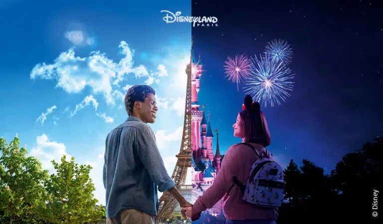 Ein lachendes Paar hält Händchen vor dem Eiffelturm mit Feuerwerk und TagNachtKulisse