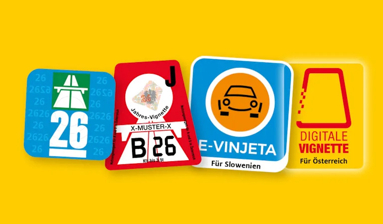 Vier verschiedenfarbige Autobahn-Vignetten für Österreich und Slowenien auf gelbem Grund