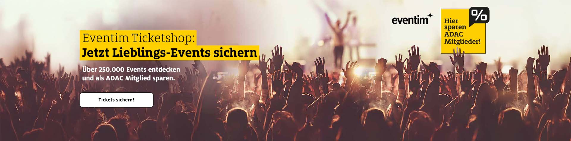 Eine Menschenmenge bei einem Konzert, alle mit erhobenen Händen, voller Begeisterung und Freude.