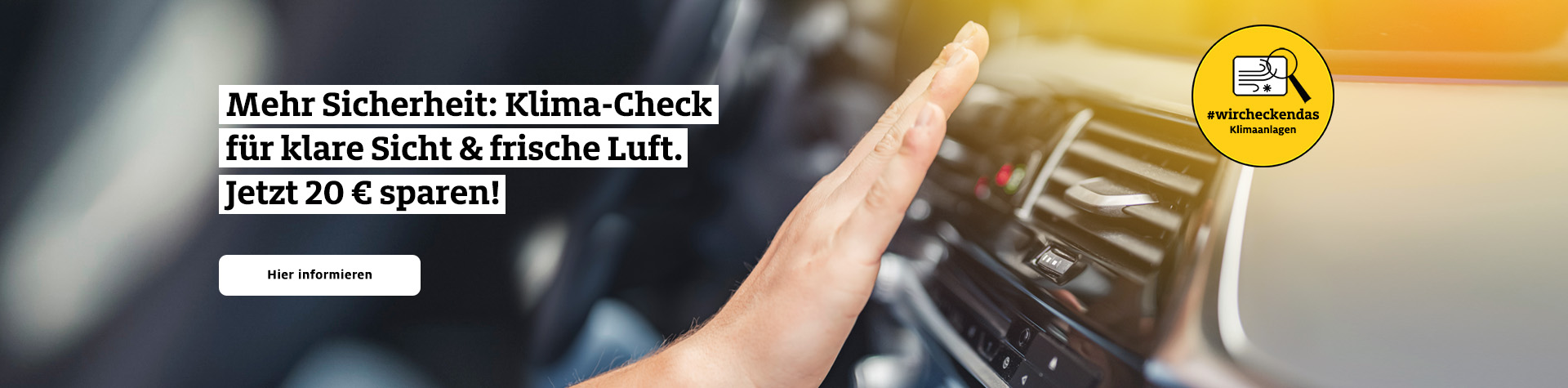 Eine Hand prüft die Klimaanlage in einem Auto mit modernem schwarzen Armaturenbrett.