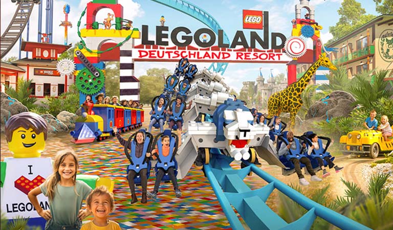 Mehrere fröhliche Kinder fahren in einer bunten Achterbahn im LEGOLAND Deutschland Resort