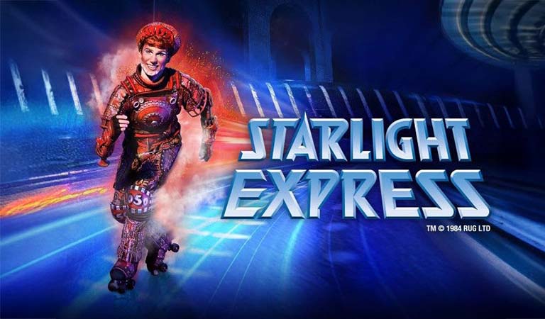 Eine fröhliche Person in rotem Rollschuhkostüm vor blauem Starlight Express Schriftzug