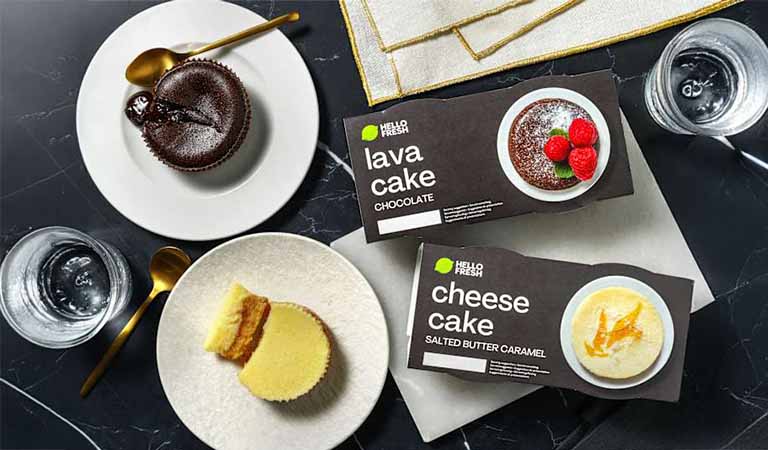 Zwei Desserts, ein dunkler Lava Cake mit Schokolade und ein heller Cheesecake, stilvoll serviert