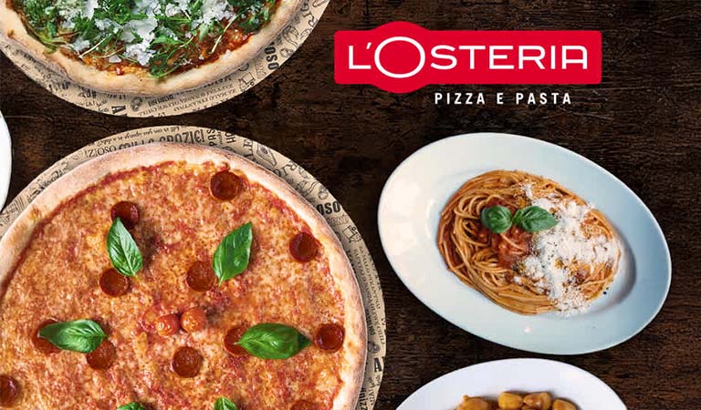 Mehrere bunte italienische Gerichte inklusive Pizza und Pasta neben dem L’Osteria Logo