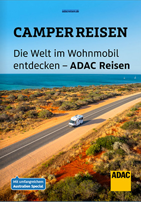 Ein weißes Wohnmobil fährt fröhlich auf einer Küstenstraße durch rotbraune Landschaft