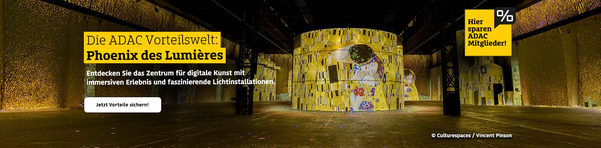 Eine große digitale Kunstinstallation mit goldfarbenen Lichtprojektionen und Gesichtern