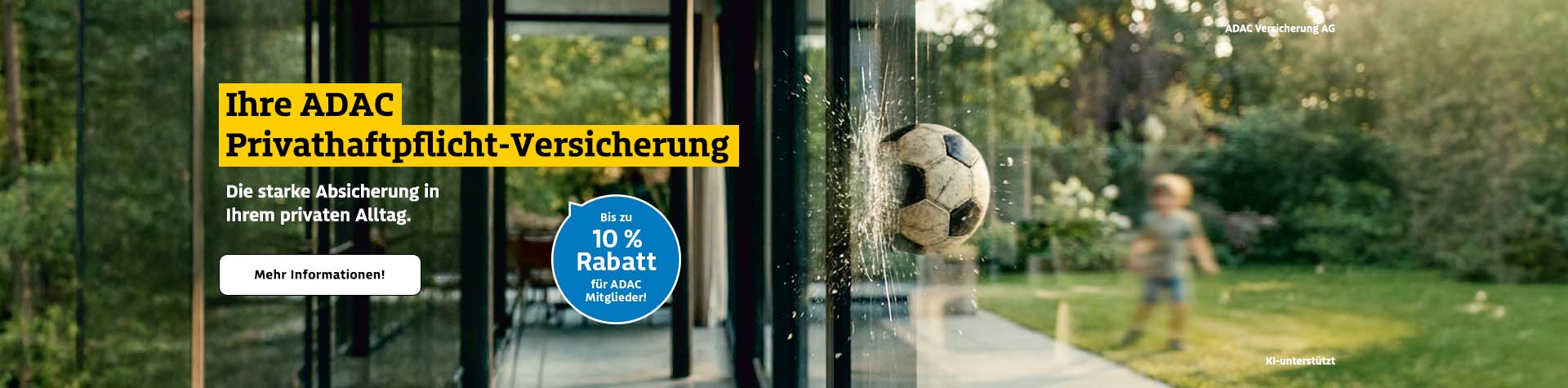 Ein Fußball zerstört eine Glasscheibe, Sonnenlicht fällt ins moderne Wohnzimmer