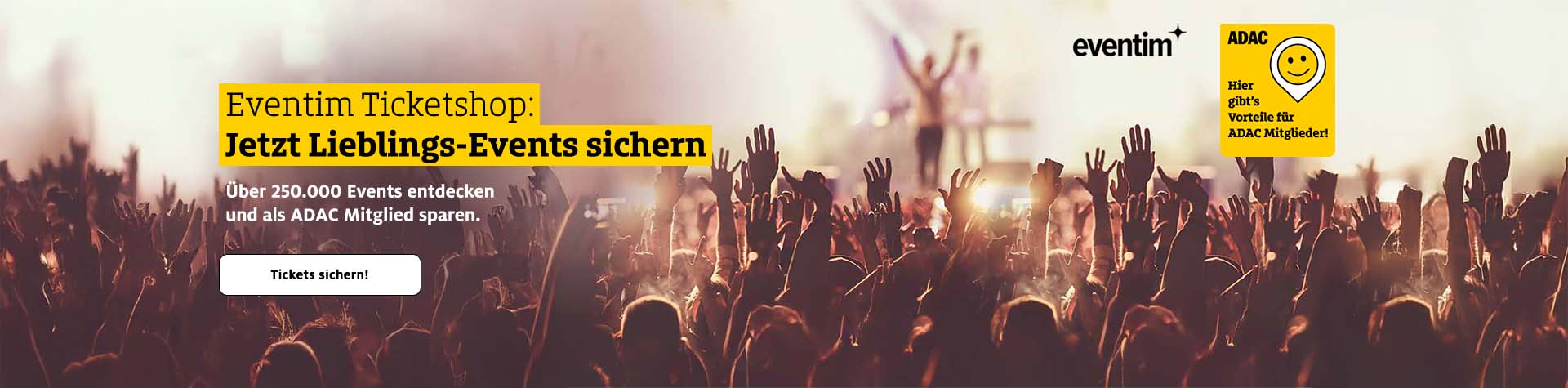 Eine Menschenmenge bei einem Konzert, alle mit erhobenen Händen, voller Begeisterung und Freude.