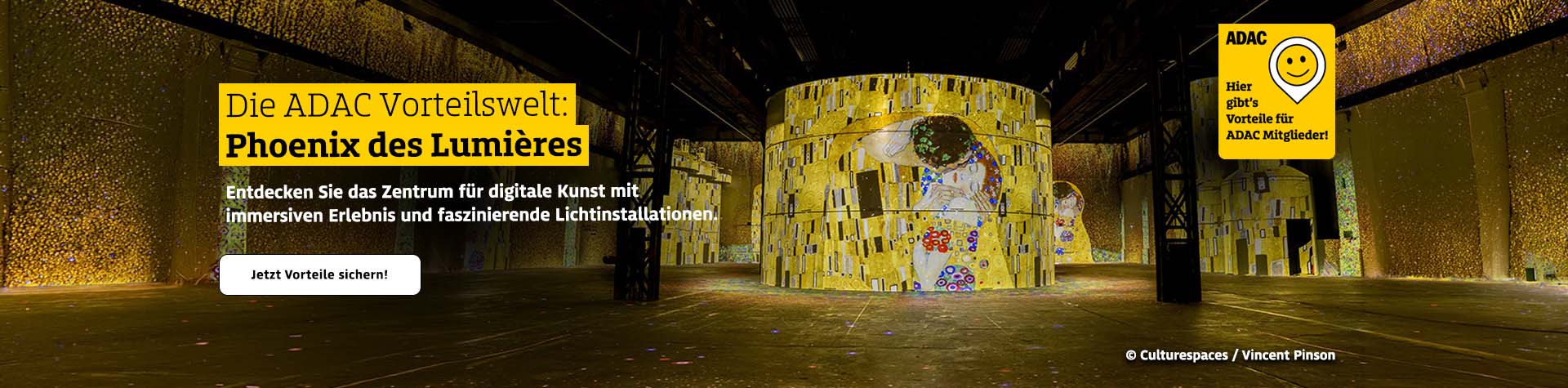 Eine große digitale Kunstinstallation mit goldfarbenen Lichtprojektionen und Gesichtern