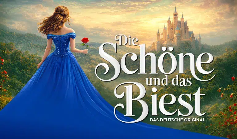 Eine Frau im blauen Kleid hält eine Rose und blickt ruhig auf ein Schloss