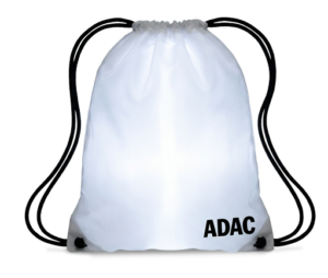 Ein weißer Turnbeutel mit schwarzer Kordel und dem schwarzen ADAC Logo unten rechts